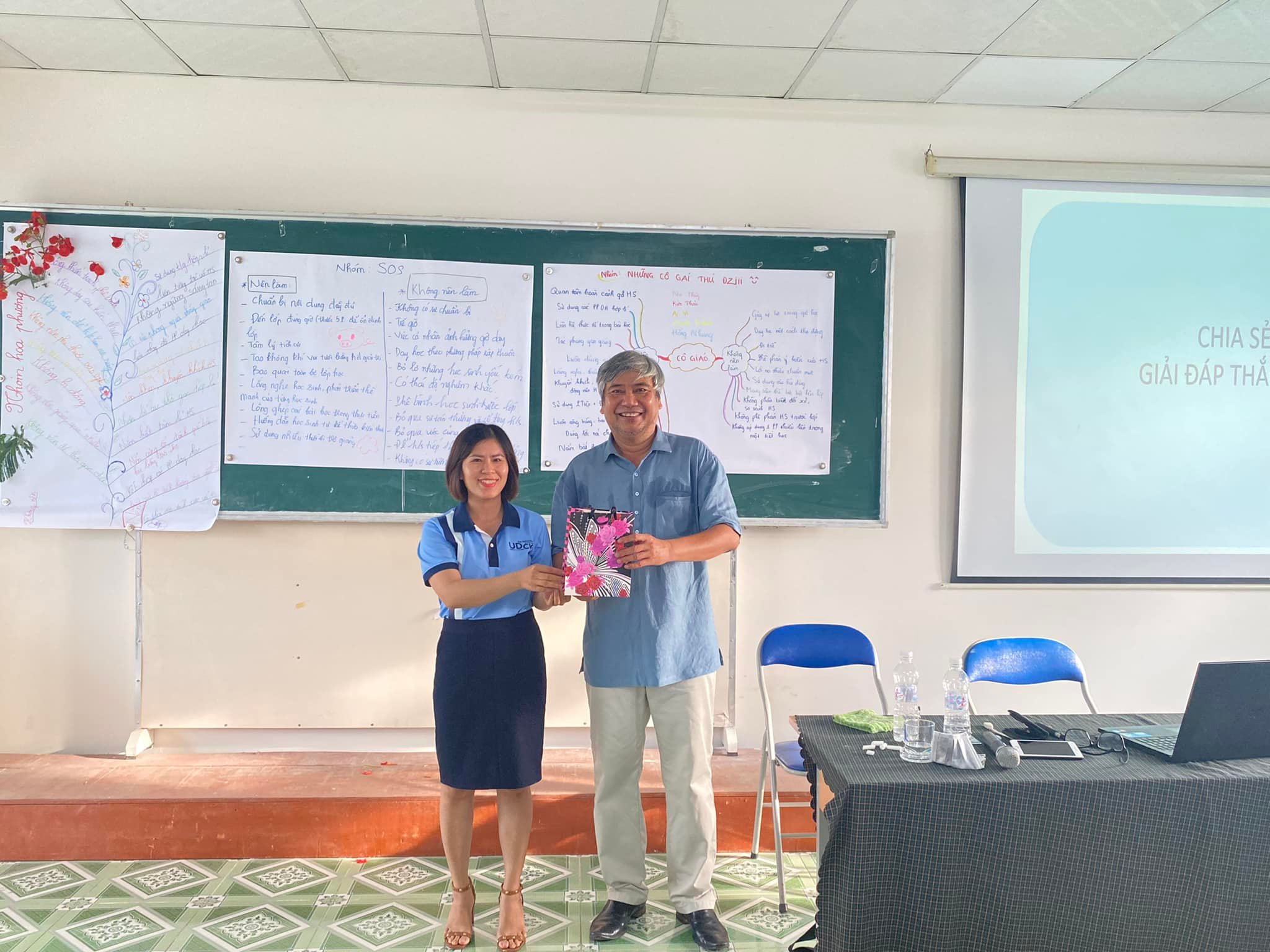Cô Thanh Hiền _ GV Khoa Luật và Sư phạm gửi món quà cảm ơn đến Thầy Lê Viết Chung